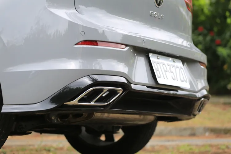 Golf 280 eTSI車身多處以亮面黑色飾板點綴，後保桿下緣更加入了運動化的尾飾管。林浩昇攝