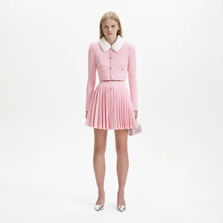 櫻花粉亮片混紡毛領短外套1萬8800元、百褶短裙1萬4800元。品牌提供