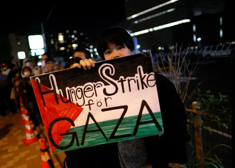 日本民眾在以色列駐日大使館外抗議以軍轟炸加薩走廊。路透社