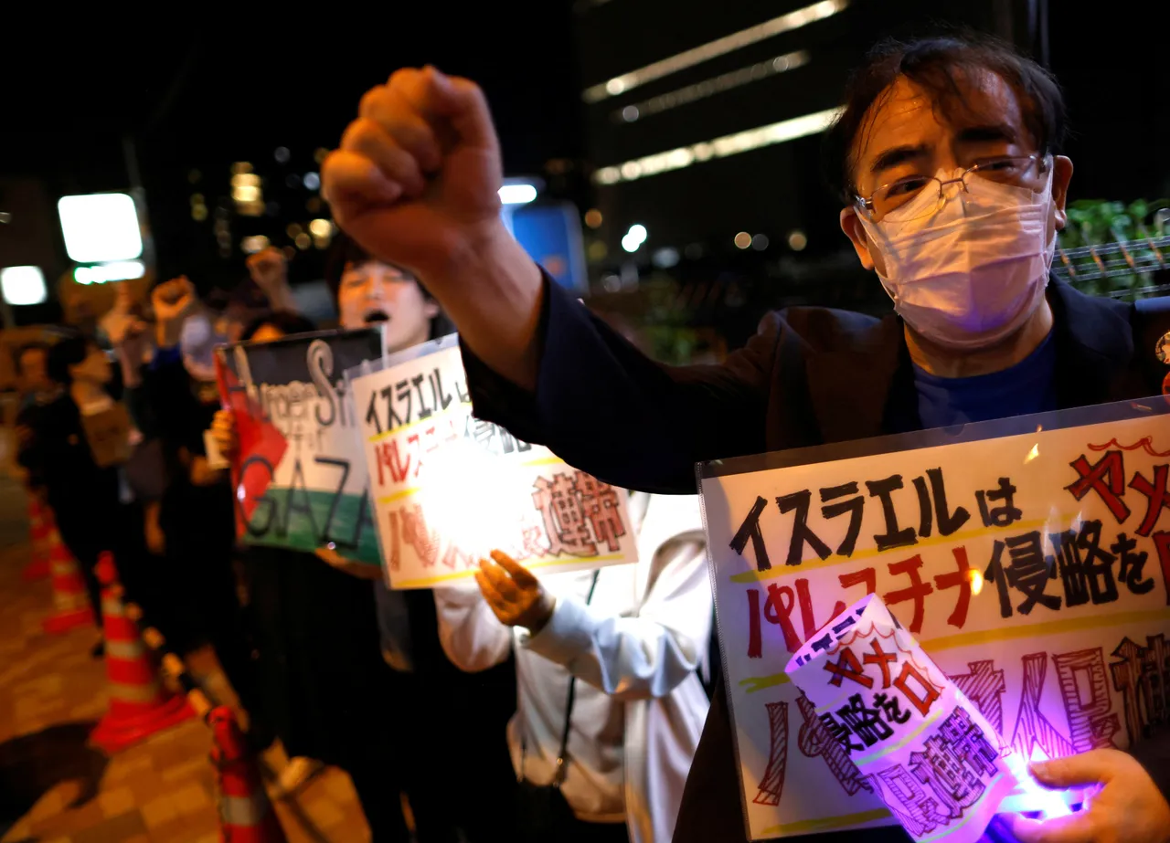 東京的以色列駐日使館外,抗議以色列民眾。路透社