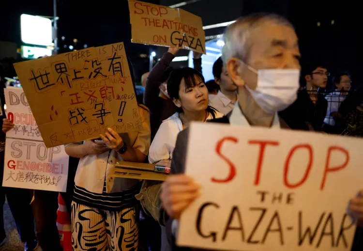 東京的以色列駐日使館外，抗議以色列民眾。路透社