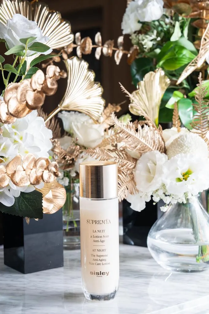 極致夜間奇蹟修護前導水精華，140ml／7700元。品牌提供