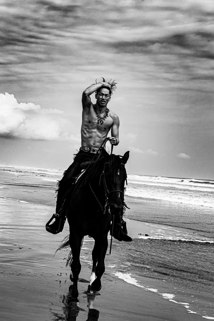 AKIRA外型陽剛帥氣。https://pse.is/5c75sd/攝影師：Osamu Nagahama 提供