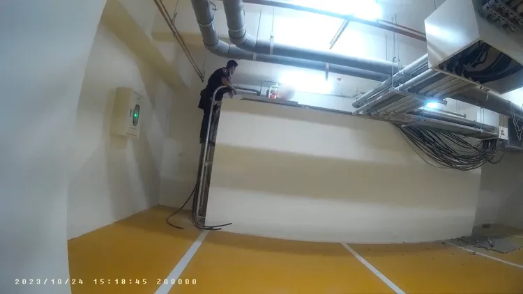 裴男躲入蓄水池內。翻攝畫面