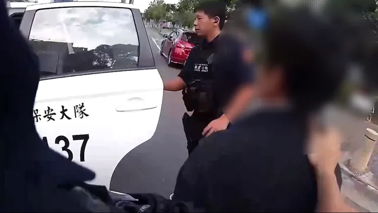 2人都被解送歸案。翻攝畫面