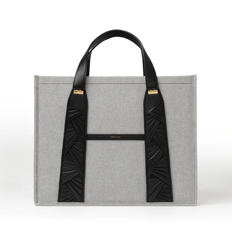 芭蕾課百摺帆布中托特包，英鎊1630元（約台幣6萬4400元）。品牌提供