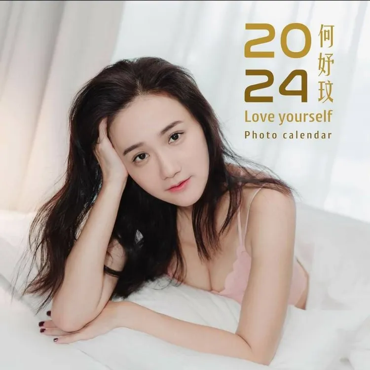 何妤玟日前推大尺度的寫真桌曆。翻攝何妤玟臉書