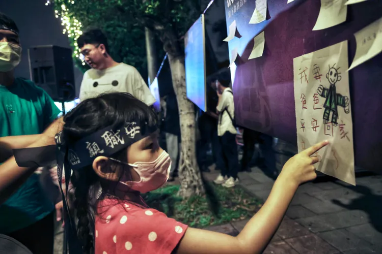 參與晚會中有小朋友畫圖寫著「我要爸爸平安回家」。林林攝