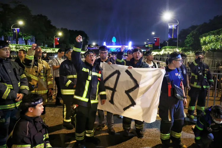 消防員喊出「顧職安」、「要公安」以及「組工會」三大訴求。林林攝