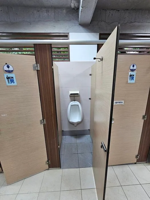 近日有網友在台北公園發現隔間小便斗廁所，他感到新奇拍照PO網。翻攝《路上觀察學院》社團