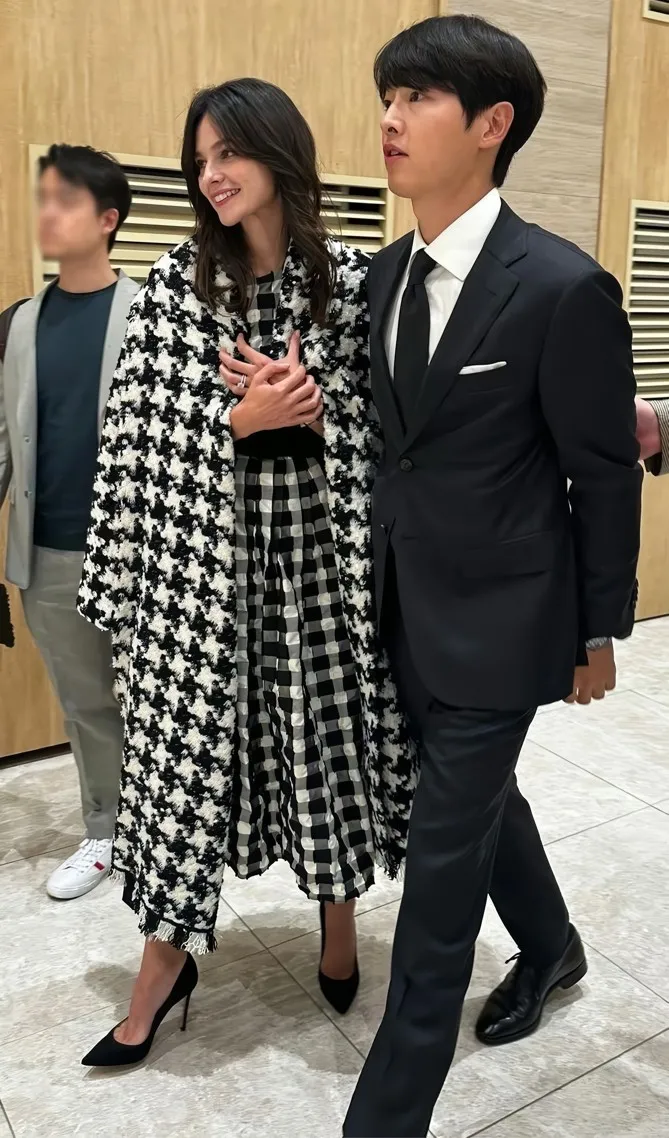 宋仲基結束偽單身生活，擁著凱蒂參加妹妹的婚禮。翻攝IG