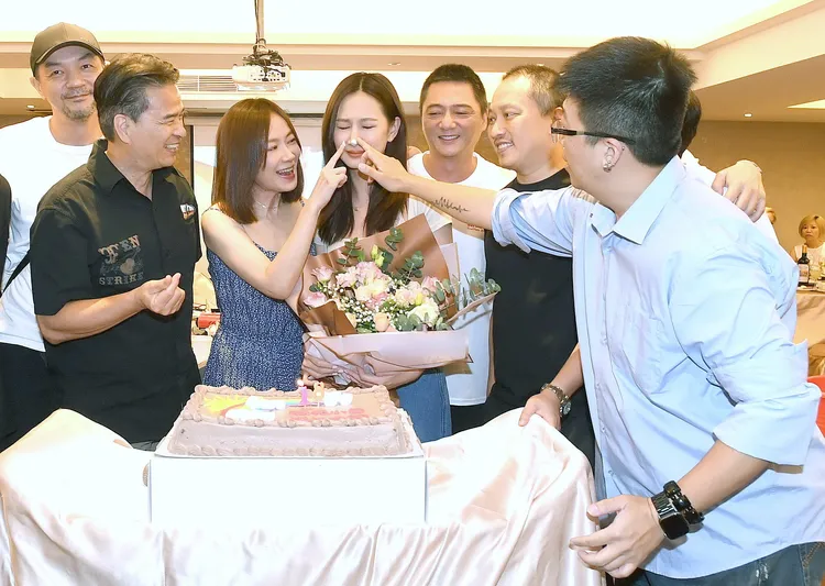 《孔雀魚》殺青，邱彥翔（左起）、李興文、尹馨、安心亞、藍葦華、錢人豪共同歡慶生日。華視提供