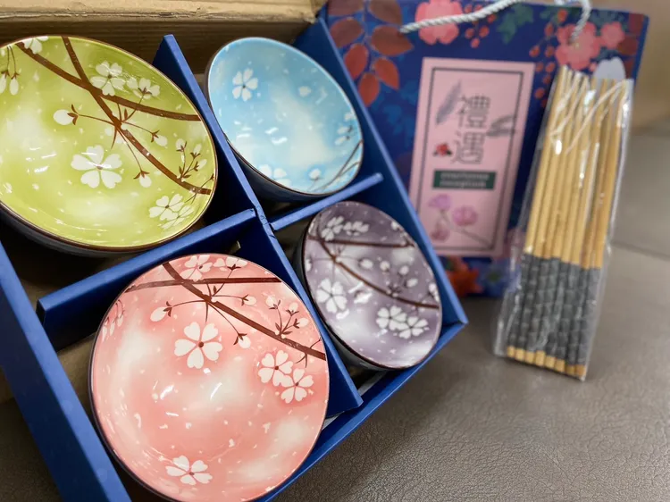 10月6日前到新北戶所辦理結婚登記指定國慶日為結婚生效日的新人, 就可獲贈限量婚禮小物，祝福新人甜蜜成家。民政局提供