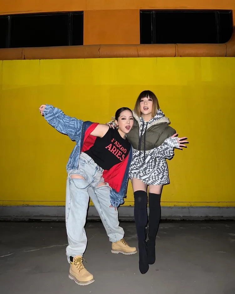 衛詩（右）和雙胞胎姊姊衛蘭都是歌手。翻攝jillvidal IG