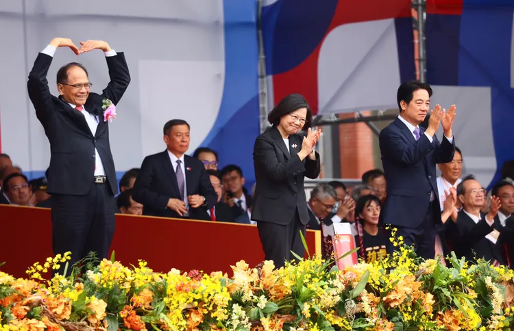 蔡英文及賴清德為選手們鼓掌，游錫堃俏皮做出愛心動作。彭欣偉攝