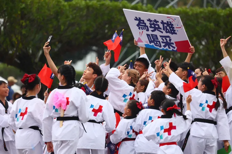 選手們跟表演民眾合照。彭欣偉攝