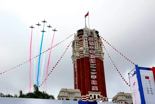 台灣驕傲!96位體壇得獎選手國慶現身 雷虎小組衝場噴彩煙掀高潮