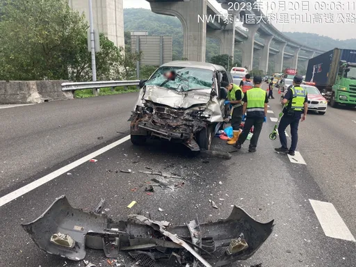 國1林口段小貨車追撞大貨車　車頭全撞爛！駕駛受困救出送醫不治