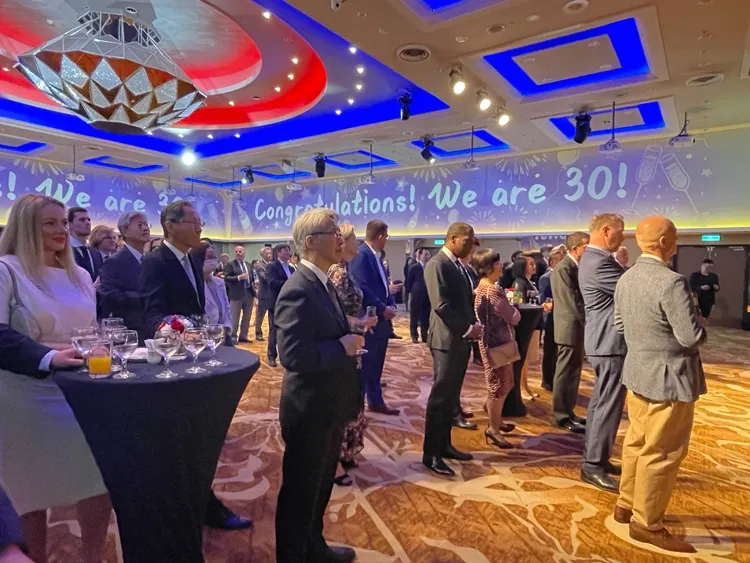 捷克國慶酒會現場投射「恭賀我們30」文字。外交部提供