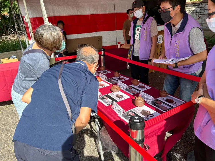 不少民眾對紫砂壺有興趣。彰化分署提供