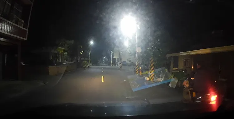 巡邏警力發現騎士未戴安全帽。讀者提供