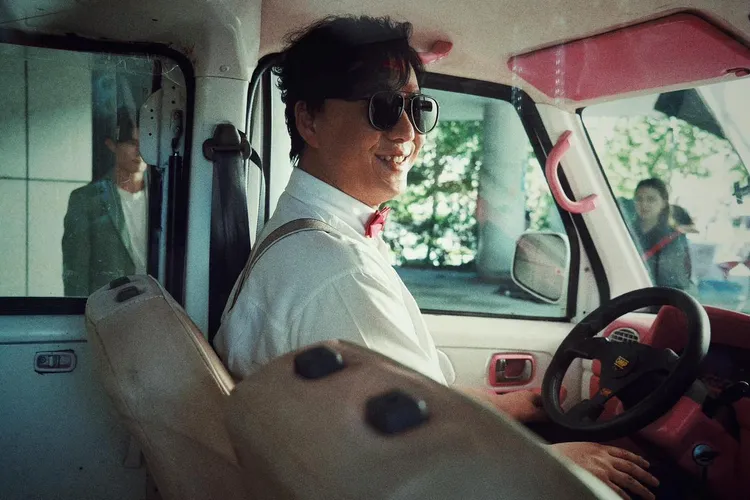 蕭煌奇身為視盲者，經常幽自己一默，16日他在粉絲頁上寫道：「快上車，蕭老司機這次開購物車載你回家，一路順暢到底，不用闖紅燈。」