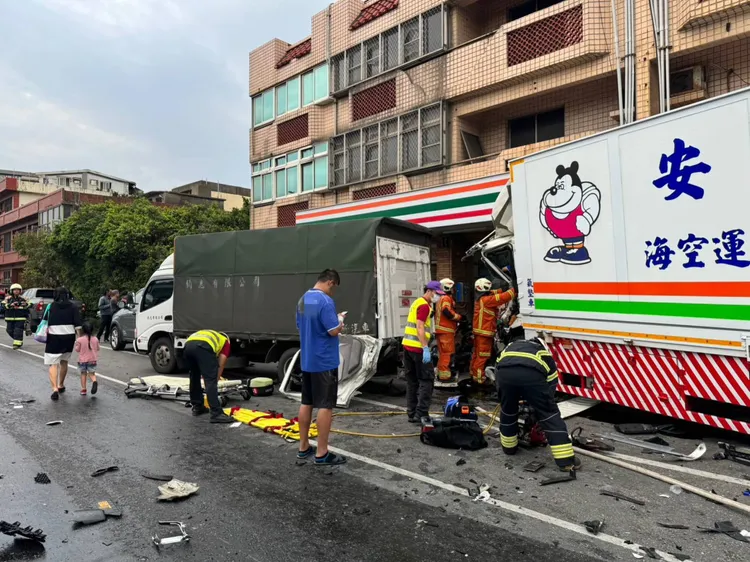 停放超商門口5部汽機車受波及。大園警分局提供