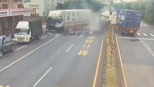 直行大貨車撞上左轉曳引車釀2傷　路旁超商、5車受波及！這人測出酒精反應