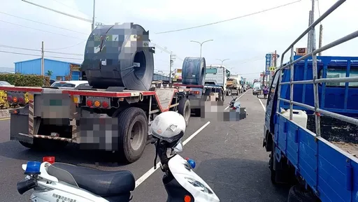小貨車突開門！機車乘客被擊落倒地　遭大車追撞慘死