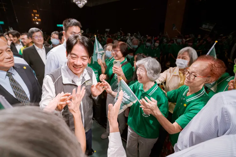 賴清德與支持者親切互動。賴清德競辦提供