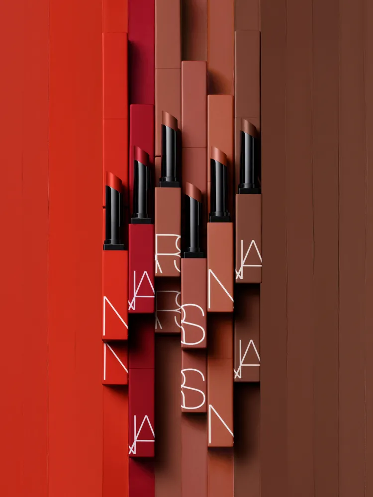 NARS特霧絲柔持色唇膏推出6款從楓葉暖棕紅色調延伸的新色。品牌提供