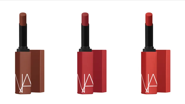 NARS特霧絲柔持色唇膏（左起）冷色調茶棕#105、桃木紅棕#136、暖橘紅色調#137，各1100元。品牌提供
