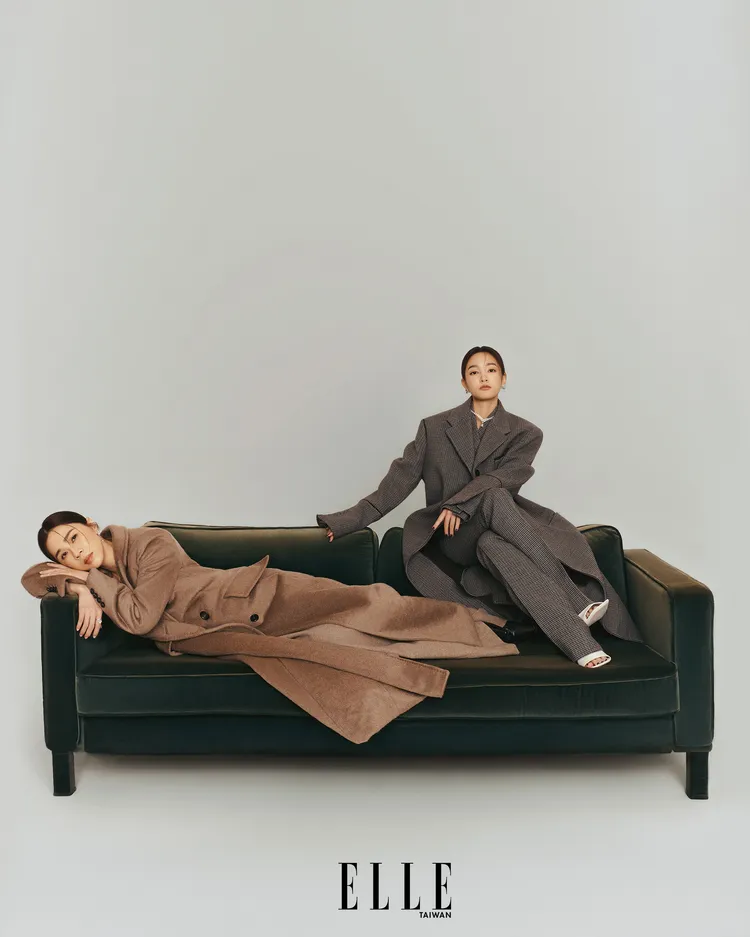 謝盈萱（左）和王淨（右）拍攝《ELLE》封面。《ELLE》國際中文版提供
