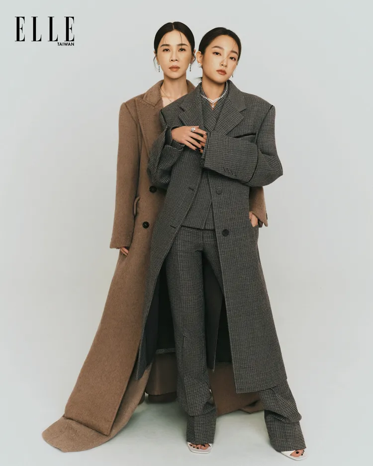 謝盈萱（左）和王淨（右）拍攝《ELLE》封面。《ELLE》國際中文版提供