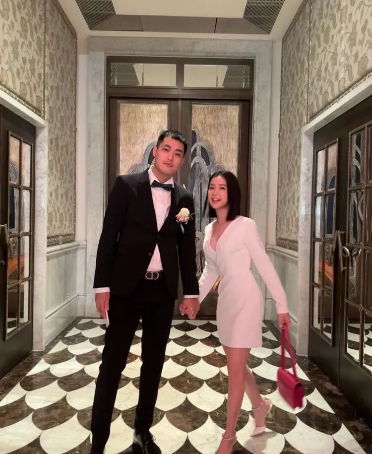 李佳穎（右）去年11月跟還是男友的阿力參加杜妍婚禮。翻攝阿力IG