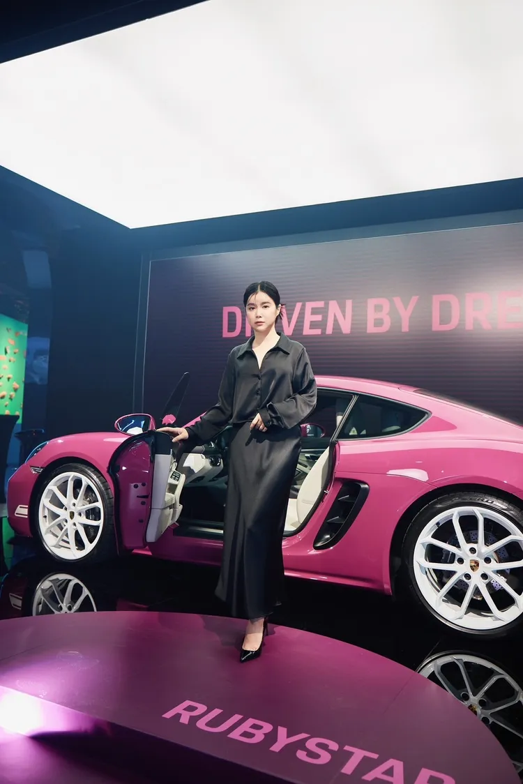 李佳穎身後的保時捷是全場最貴。李佳穎提供