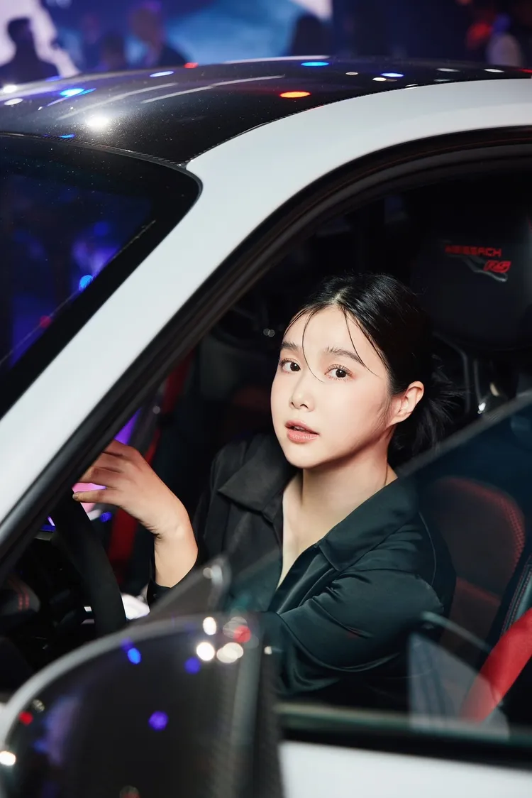 李佳穎前晚坐上保時捷。李佳穎提供