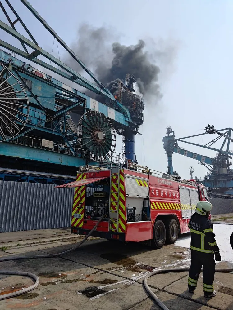 高空運煤輸送帶起火。民眾提供