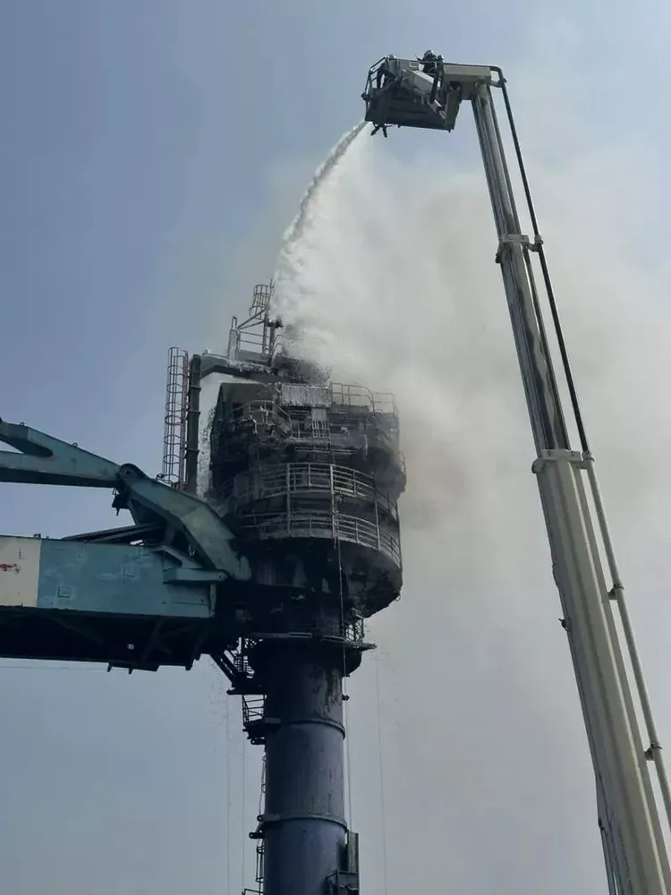 台中港務消防隊出動雲梯車滅火。民眾提供