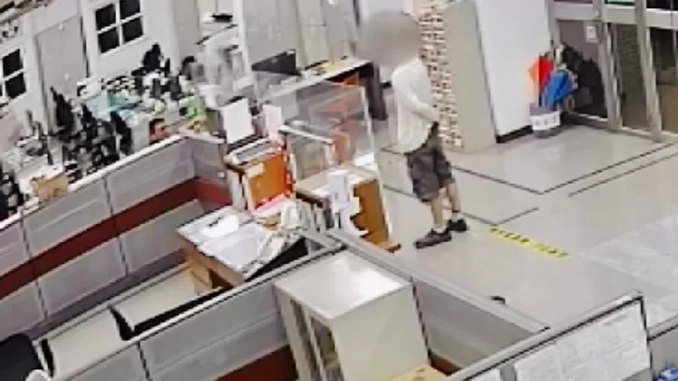 黃男凌晨2時許跑來派出所，一度稱說找不到機車。警方提供