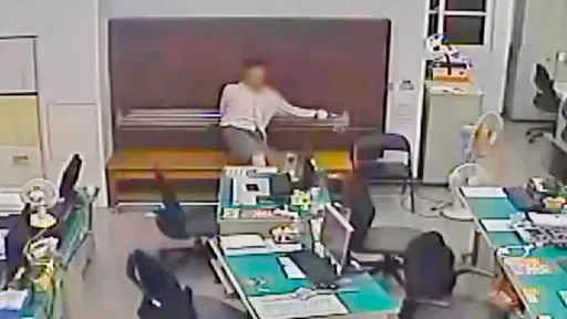 工人控手腳遭銬像「烤豬」 警公布影片狠打臉!醉漢盧小小還亂便溺