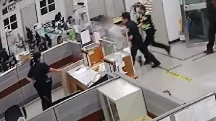 黃男講話大聲、行為漸顯脫序，遭警方予以管束。警方提供