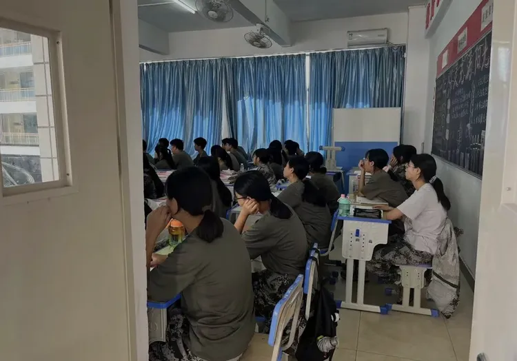 學校超收學生，一個班級多達70多名學生，還有班級多達88人。翻攝微博