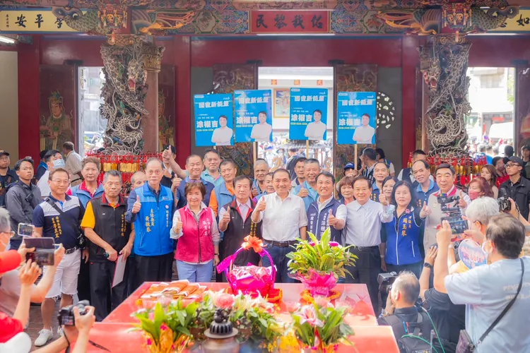 侯友宜今天到三元宮參拜。翻攝畫面