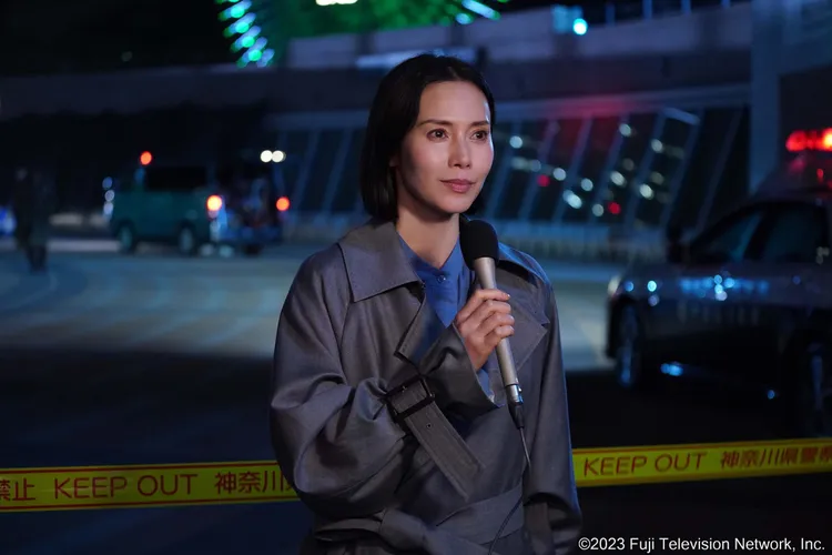 中谷美紀戲裡當記者，追查槍殺案。friDay影音提供