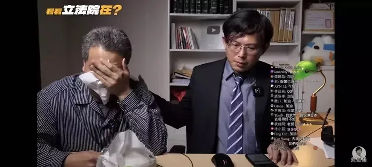 黃國昌(右)日前曾與「Linbay好油」版主林裕紘直播，林痛哭指全家被恐嚇。翻攝黃國昌YouTube頻道