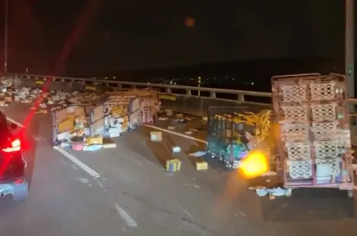 包裹真的在路上！整車開盲盒賠大了　國道警：撞到掉落物千萬別做這件事