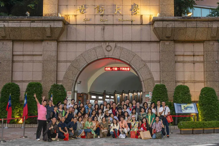 曾國城（左一粉色衣者）找回同年入學的世新同學回母校參訪。世新大學提供