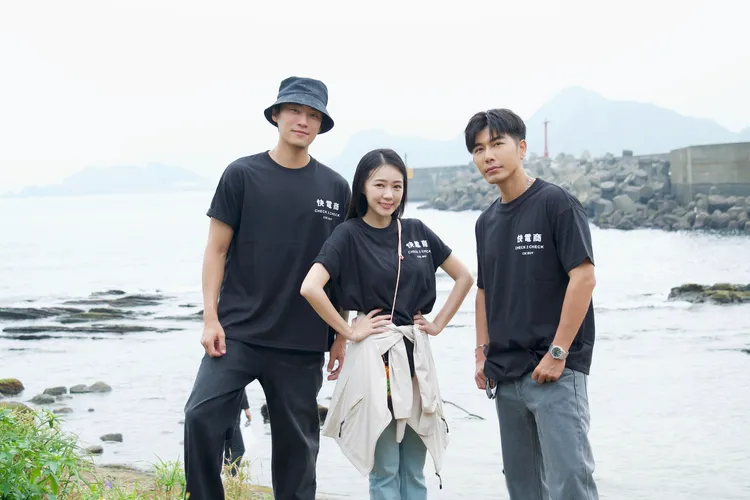 眾星愛地球身體力行淨灘。快電商提供