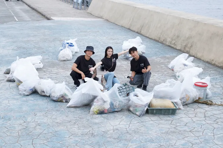 眾星清出不少海灘垃圾。快電商提供